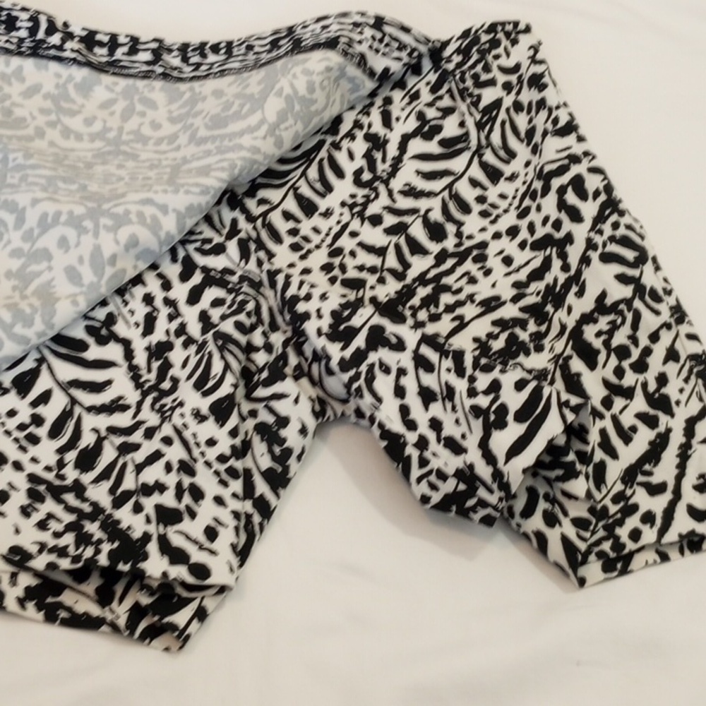 White House Black Market Womens Skort Sz 6 Black White Resort Travel Vacation - Picture 2 of 9